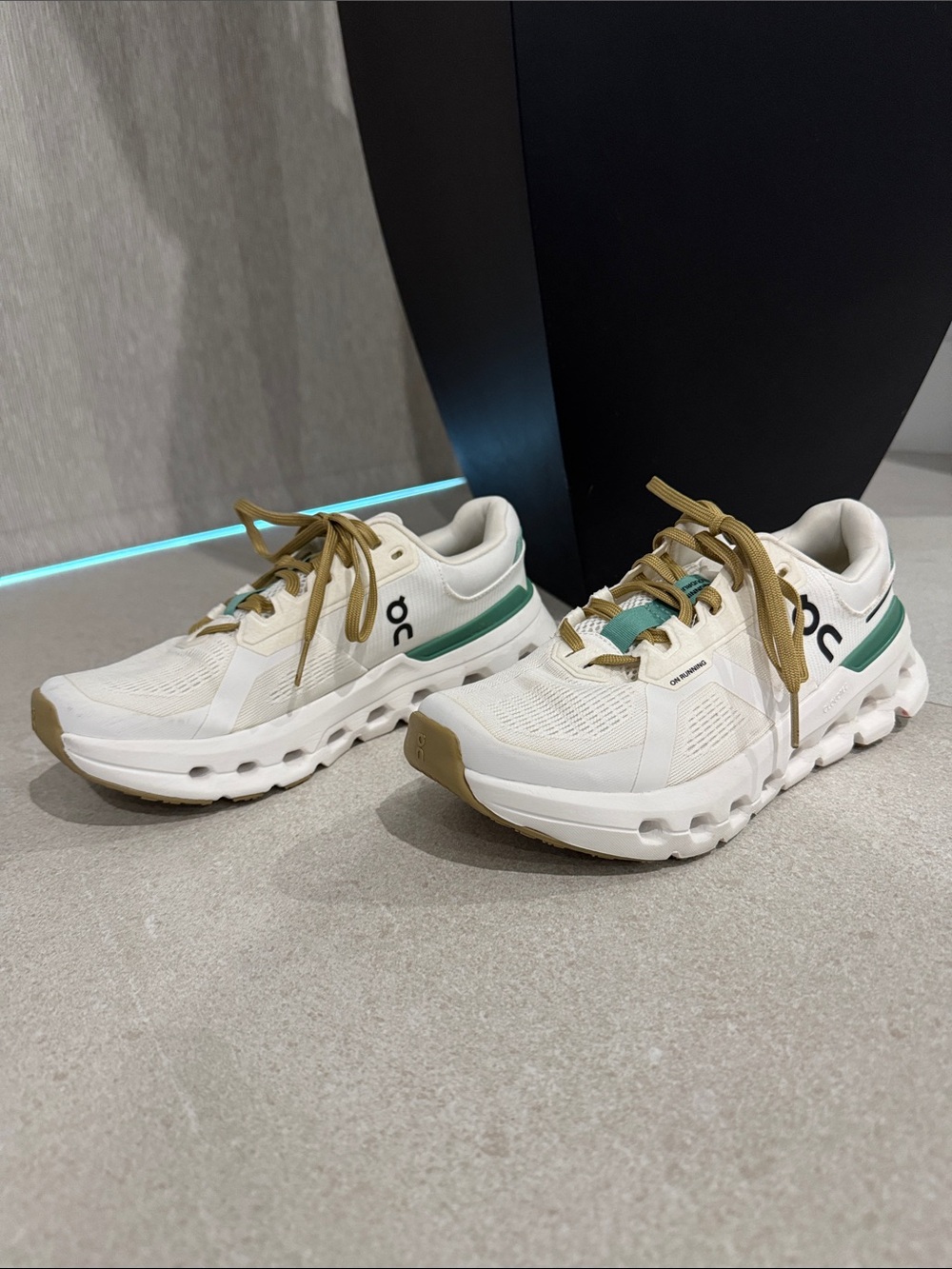 Women’s On Running Cloudrunner 2 Green White Sneakers size 6.5 - Picture 4 of 9